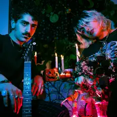 Dengarkan Sugarhead, tonton video musik, baca bio, lihat tanggal tur & lainnya!