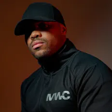 聆聽 Blackbrown、觀看音樂影片、閱讀小傳、查看巡演日期等！