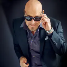 Posłuchaj wykonawcy Abe LaMarca, obejrzyj teledyski, przeczytaj biografię, zobacz daty tras koncertowych i nie tylko!