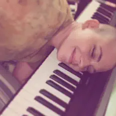 Mariah Glennを聴いたり、ミュージックビデオを鑑賞したり、経歴やツアー日程などを確認したりしましょう！