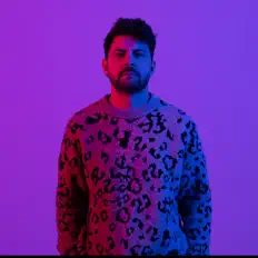 Poslechněte si interpreta XAS, sledujte hudební videa, přečtěte si životopis, podívejte se na data turné a další informace.