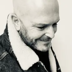 Escucha a Mauricio R, mira videos musicales, lee su biografía, consulta las fechas de las gira y más.