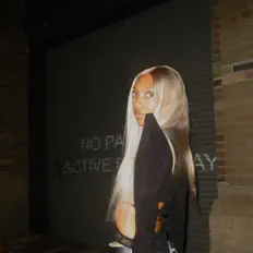 收听 KHØI、观看音乐视频、阅读小传、查看巡演日期等 ！