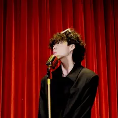 收听 Views in i、观看音乐视频、阅读小传、查看巡演日期等 ！