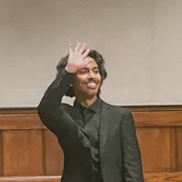 收听 undefined、观看音乐视频、阅读小传、查看巡演日期等 ！