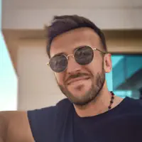 Poslechněte si interpreta undefined, sledujte hudební videa, přečtěte si životopis, podívejte se na data turné a další informace.