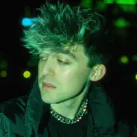 undefined dinle, müzik videolarını izle, biyografisini oku, tur tarihlerini ve daha fazlasını gör!