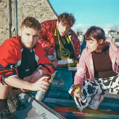 Hör dir DITTER an, schau dir Musikvideos an, lies die Biografie, finde Tourdaten und mehr!