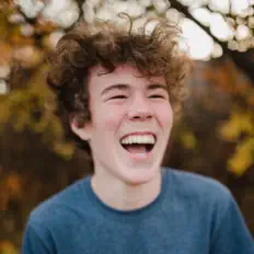 聆聽 Maxwell Cory、觀看音樂影片、閱讀小傳、查看巡演日期等！