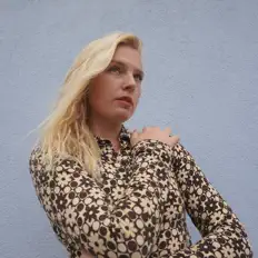 Ouve Jo Burgess, vê vídeos de música, lê a biografia, vê as datas da digressão e muito mais!