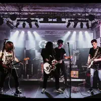 聆聽 undefined、觀看音樂影片、閱讀小傳、查看巡演日期等！