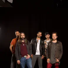 Hör dir Invisibles an, schau dir Musikvideos an, lies die Biografie, finde Tourdaten und mehr!