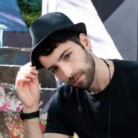 Ascolta undefined, guarda video musicali, leggi la biografia, vedi le date del tour & altro!