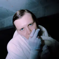 Carusel을(를) 듣고, 뮤직 비디오를 보고, 약력을 읽고, 투어 일정 등을 확인하세요!