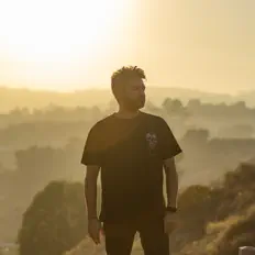 Écoutez Greg Cerrone, regardez des vidéoclips, lisez la biographie, consultez les dates de tournée et plus encore !