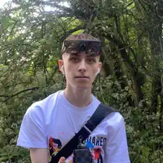 收听 EmAyy、观看音乐视频、阅读小传、查看巡演日期等 ！