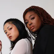 2MVCHを聴いたり、ミュージックビデオを鑑賞したり、経歴やツアー日程などを確認したりしましょう！