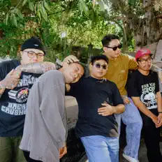 Luister naar Hundred Milés, bekijk muziekvideo's, lees de bio, bekijk de tourdata, en meer!