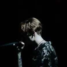 Ouça BadTalks, assista a videoclipes, leia a biografia, veja as datas das turnês e mais!