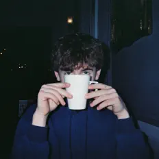 聆聽 Greek Genius、觀看音樂影片、閱讀小傳、查看巡演日期等！