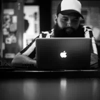 Hör dir undefined an, schau dir Musikvideos an, lies die Biografie, finde Tourdaten und mehr!