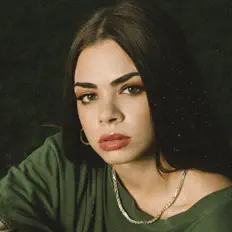 Hör dir NEYA an, schau dir Musikvideos an, lies die Biografie, finde Tourdaten und mehr!