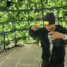聆聽 Hoodieblet、觀看音樂影片、閱讀小傳、查看巡演日期等！