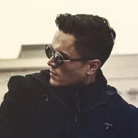 Hör dir undefined an, schau dir Musikvideos an, lies die Biografie, finde Tourdaten und mehr!