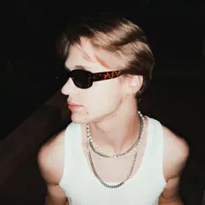 Ouve DeLover, vê vídeos de música, lê a biografia, vê as datas da digressão e muito mais!