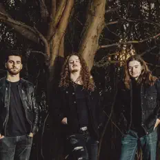 Escucha a Raze, mira videos musicales, lee su biografía, consulta las fechas de las gira y más.