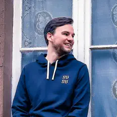 聆聽 Cal1、觀看音樂影片、閱讀小傳、查看巡演日期等！