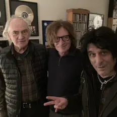 Posłuchaj wykonawcy The Corridor, obejrzyj teledyski, przeczytaj biografię, zobacz daty tras koncertowych i nie tylko!