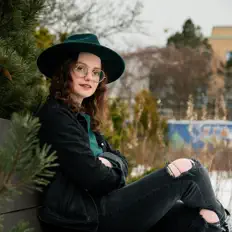 Clare Follettを聴いたり、ミュージックビデオを鑑賞したり、経歴やツアー日程などを確認したりしましょう！