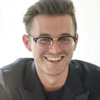 Poslechněte si interpreta undefined, sledujte hudební videa, přečtěte si životopis, podívejte se na data turné a další informace.