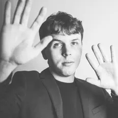 Dengarkan OH, BERLIN, tonton video musik, baca bio, lihat tanggal tur & lainnya!