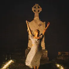 聆聽 Reylta、觀看音樂影片、閱讀小傳、查看巡演日期等！