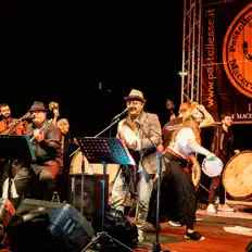 Pastellesse Sound Group "I bottari di Macerata Campania"을(를) 듣고, 뮤직 비디오를 보고, 약력을 읽고, 투어 일정 등을 확인하세요!