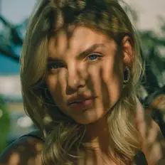 Dengarkan carlla, tonton video musik, baca bio, lihat tanggal tur & lainnya!