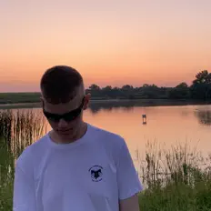 Posłuchaj wykonawcy lekci, obejrzyj teledyski, przeczytaj biografię, zobacz daty tras koncertowych i nie tylko!