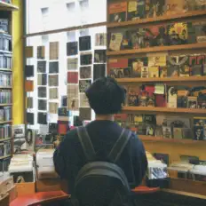 聆聽 Krishnayaka、觀看音樂影片、閱讀小傳、查看巡演日期等！