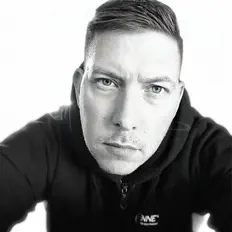 Poslechněte si interpreta DALA, sledujte hudební videa, přečtěte si životopis, podívejte se na data turné a další informace.