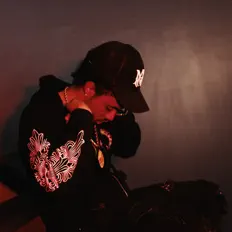 Poslechněte si interpreta DopeBoy DQ, sledujte hudební videa, přečtěte si životopis, podívejte se na data turné a další informace.