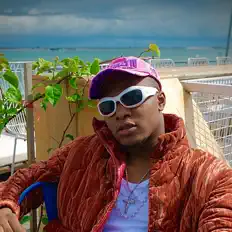 Mofeを聴いたり、ミュージックビデオを鑑賞したり、経歴やツアー日程などを確認したりしましょう！