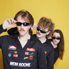 Écoutez Mom Rock, regardez des vidéoclips, lisez la biographie, consultez les dates de tournée et plus encore !