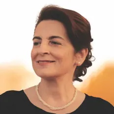 Ascolta Elif Ömürlü Uyar, guarda video musicali, leggi la biografia, vedi le date del tour & altro!