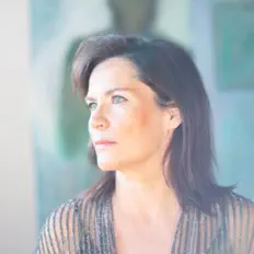 Escucha a Julie Thériault, mira videos musicales, lee su biografía, consulta las fechas de las gira y más.