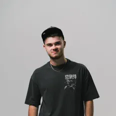 Poslechněte si interpreta YOOMANS, sledujte hudební videa, přečtěte si životopis, podívejte se na data turné a další informace.