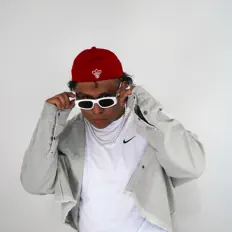 ELECE43を聴いたり、ミュージックビデオを鑑賞したり、経歴やツアー日程などを確認したりしましょう！