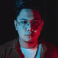 undefined dinle, müzik videolarını izle, biyografisini oku, tur tarihlerini ve daha fazlasını gör!