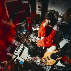 聆聽 Azami、觀看音樂影片、閱讀小傳、查看巡演日期等！